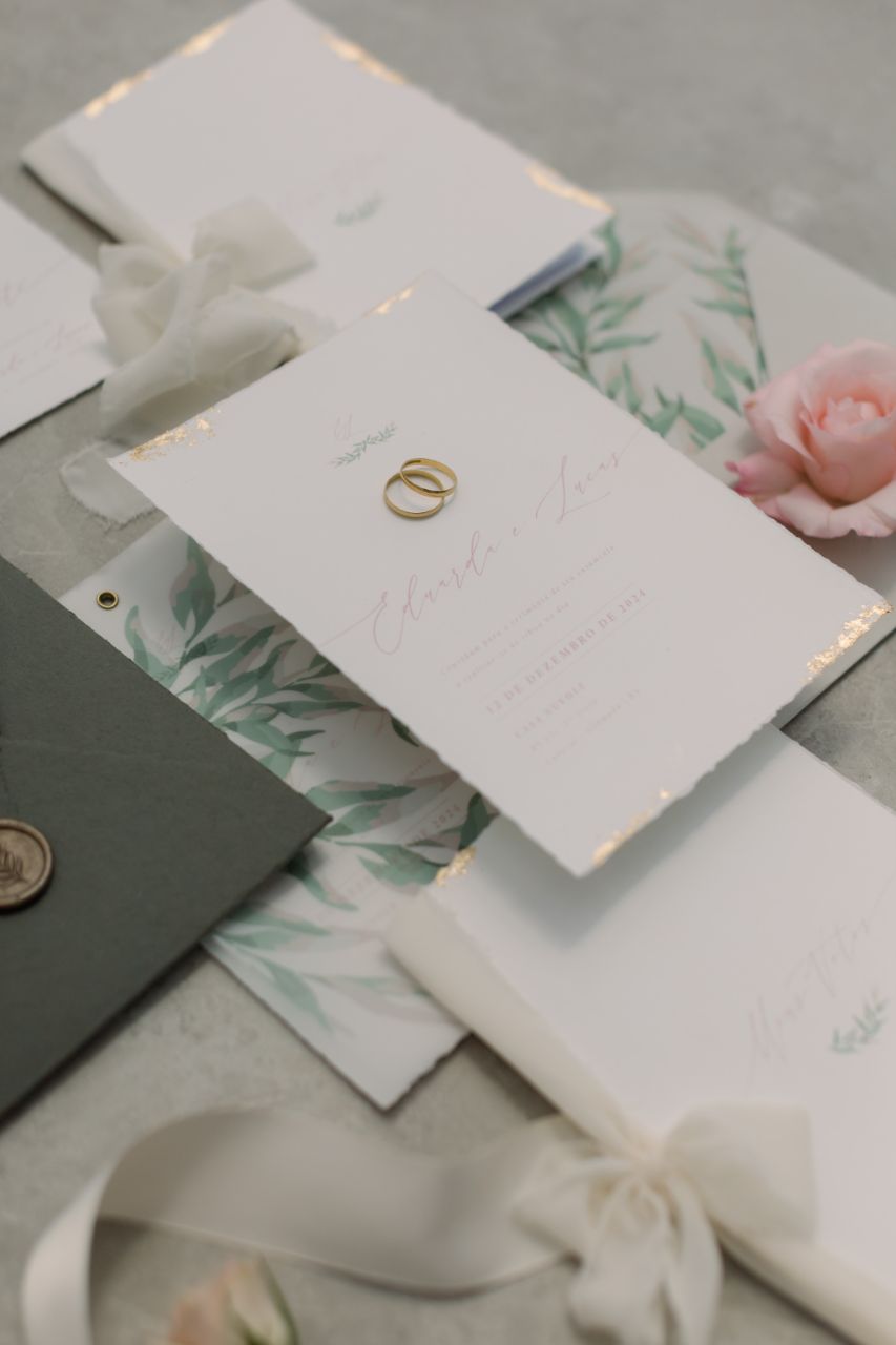 Papelaria artesanal — convite com anéis, envelopes e fitas — Ateliê Espoir